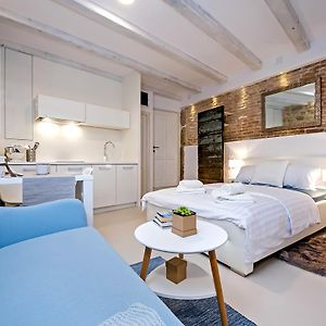 Luna Rooms And Studios